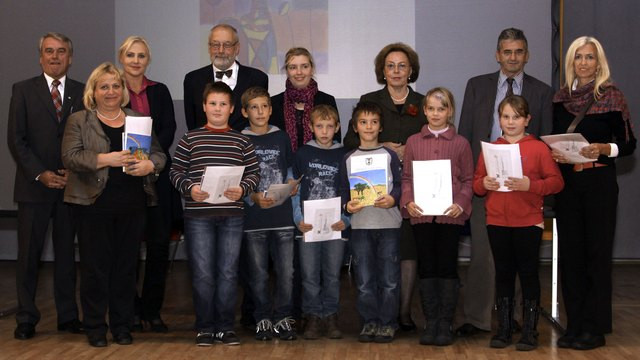 Zmagovalci literarnega natečaja v Schwanenstadtu v kategoriji Osnovna šola - nižja stopnja - 3. razred OŠ Košana za delo Mavrična glasba (foto: Peter Fantur)
