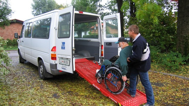 Prevoz invalidov s posebnim kombijem. (foto: Društvo paraplegikov ljubljanske pokrajine)