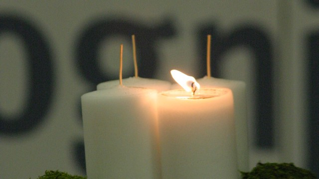 Goreča sveča na adventnem venčku (foto: ARO)