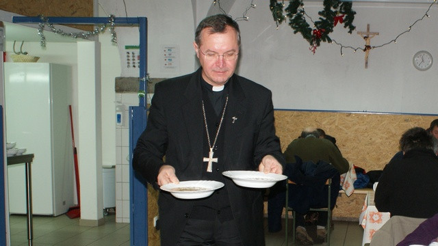 Nadškof Turnšek v Ljudski kuhinji Betlehem v Mariboru (foto: Nadškofijska Karitas Maribor)
