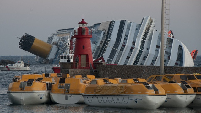 Nesreča luksuzne križarke Costa Concordia, ki se je zgodila minuli petek (foto: Wikipedia)