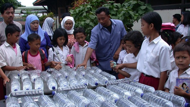Pitna voda v plastenkah (foto: Wikipedia)