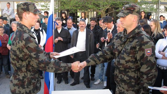 Slovesna zaprisega vojakov v Vipavi (foto: Ministrstvo za obrambo RS)