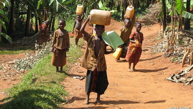 Otroci nosijo vodo; Afrika (foto: Alen Salihović)