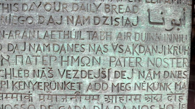 Na enih od vrat v baziliko Sagrada Familia v Barceloni so zapisane besede molitve Oče naš v približno petdesetih jezikih, tudi v slovenščini (foto: Helena Škrlec)
