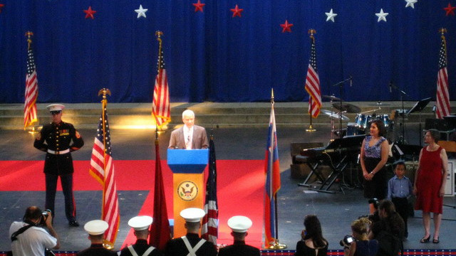 Ameriški veleposlanik Joseph Mussomeli v nagovoru pred praznikom dneva neodvisnosti v Križankah. (foto: Urška Hrast)