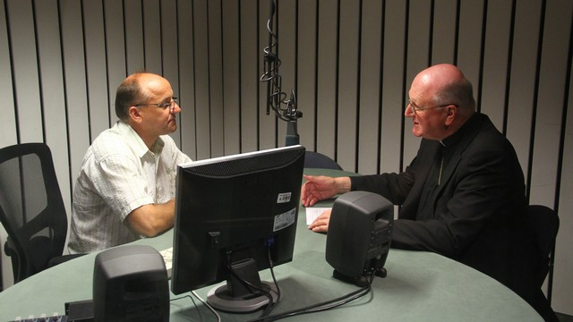 Nadškof Hart v pogovoru z novinarjem Tonetom Gorjupom (foto: ARO)