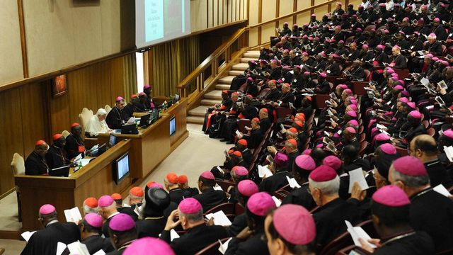 Škofje s papežem na sinodi (foto: CVT)