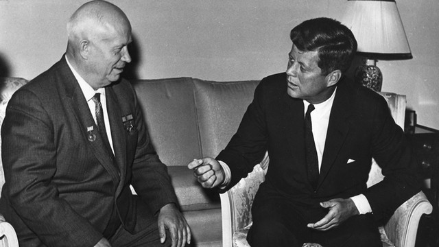 Nikita Hruščov in John F. Kennedy na pogovorih leta 1961 (foto: Wikipedia)