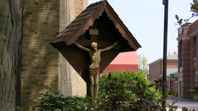 Križ pred cerkvijo Marije Vnebovzete v Clevelandu (foto: Tone Ovsenik)