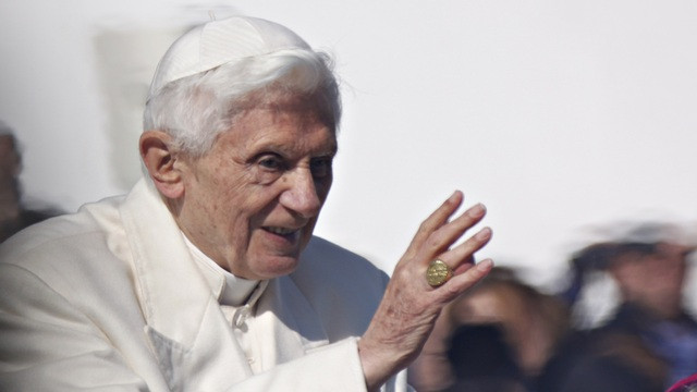 Papež Benedikt XVI. blagoslavlja vernike (foto: p. Robert Bahčič)