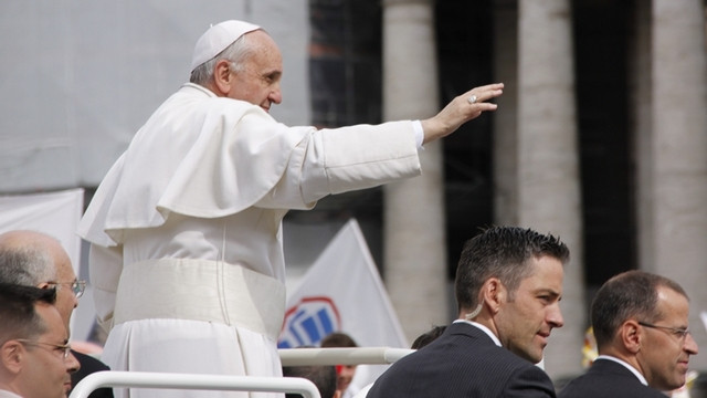 Papež Frančišek blagoslavlja romarje (foto: p. Robert Bahčič)