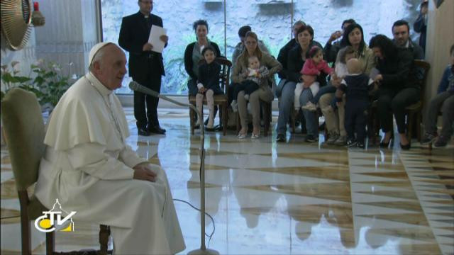 Papež z otroki (foto: CTV)