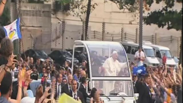 Papež v odprtem papamobilu (foto: Romereports)