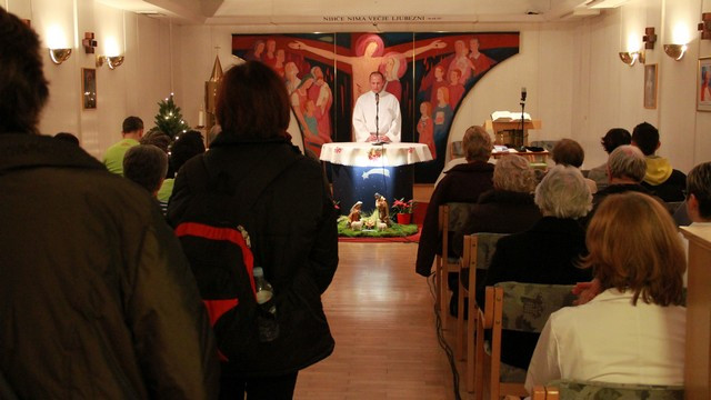 Kapela KC - polna ljudi združenih v molitvi (foto: Izidor Šček)