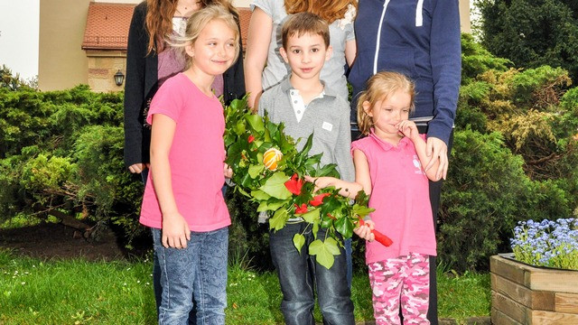 Otroci so pomagali napraviti cvetno butarico (foto: Arhiv slovenske župnije v Mannheimu)