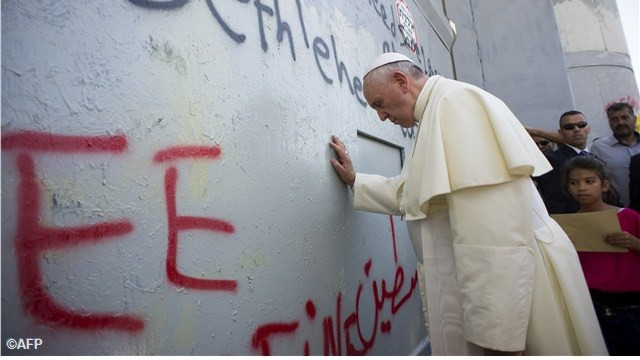 Najpogosteje tvitana fotografija med papeževim obiskom Svete dežele. (foto: AFP)