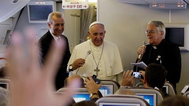 Papež na letalu z novinarji (foto: Radio Vatikan)