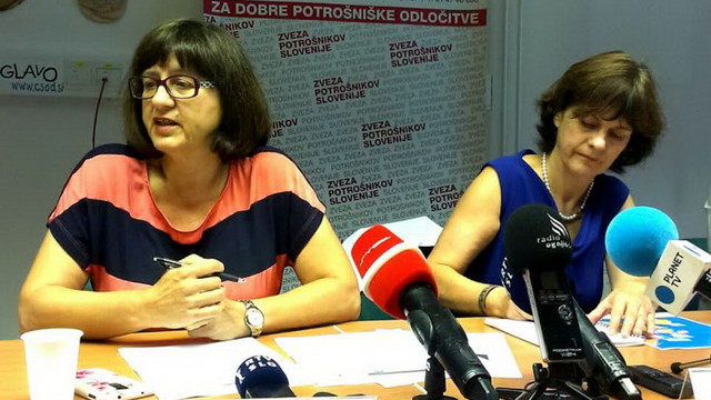 Predsednica ZPS Breda Kutin in direktorica Evropske potrošniške organizacije Monique Goyens predstavljata kampanjo. (foto: Urška Hrast)
