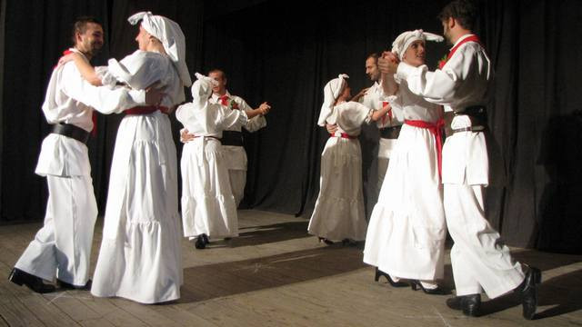 Belokranjski plesi v izvedbi Mladinske folklorne skupine iz Mendoze (foto: Svobodna Slovenija)