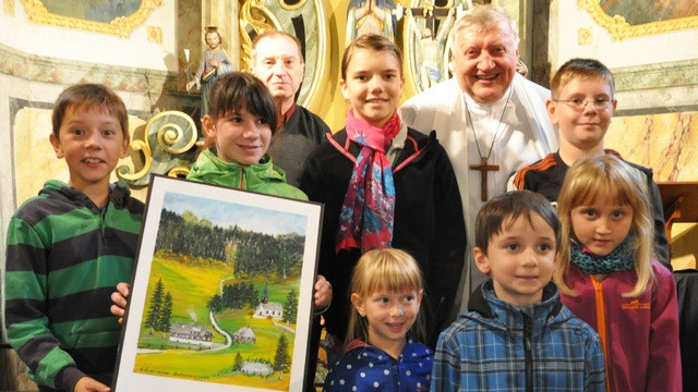 Otroci držijo sliko, ki jo je dobil nadškof Uran (foto: Arhiv slovenske župnije v Mannheimu)