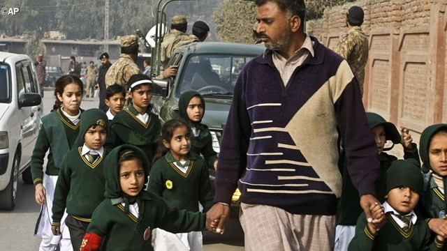 Drama v šoli v Pakistanu (foto: CTV/AP)