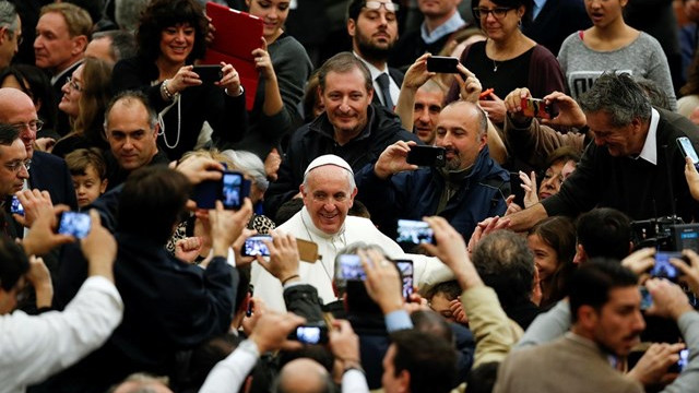Papež z zaposlenimi pri Svetem sedežu (foto: Radio Vatikan)