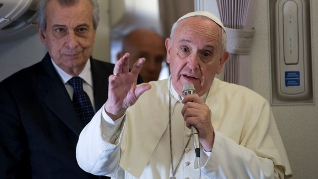 Papež odgovarja novinarjem na letalu (foto: Radio Vatikan)