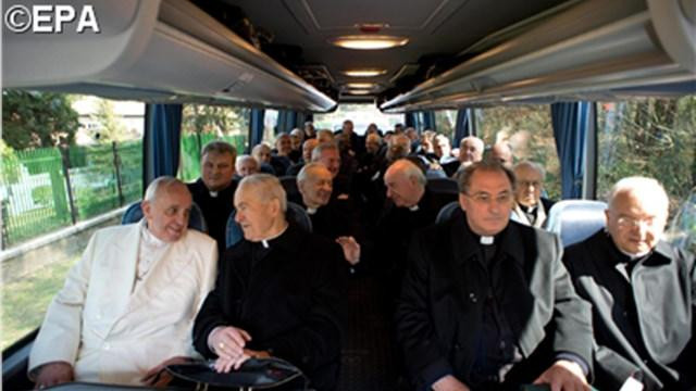 Papež na avtobusu (foto: Radio Vatikan)