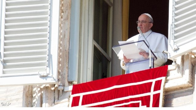 Papež med opoldansko molitvijo (foto: Radio Vatikan)