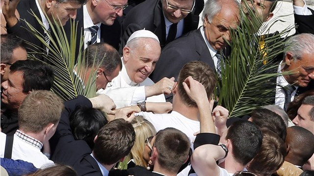 Papež Frančišek med mladimi na cvetno nedeljo (foto: Reuters)