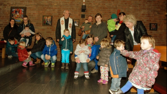 K blagoslovu jedil v Hildnu je prišlo tudi veliko srečnih staršev z malimi otroki. (foto: Arhiv slovenske misije v Essnu)