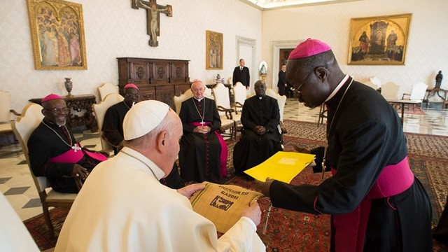 Papež z gabonskimi škofi (foto: OSS ROM)