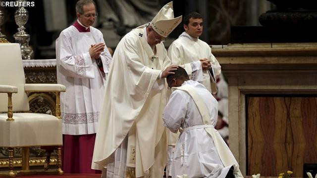 Papež posvetil nove duhovnike (foto: Radio Vatikan)