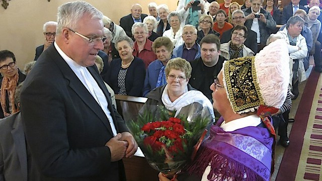 Rojaki so škofa pozdravili s šopkom nageljnov (foto: SKM Merlebach)