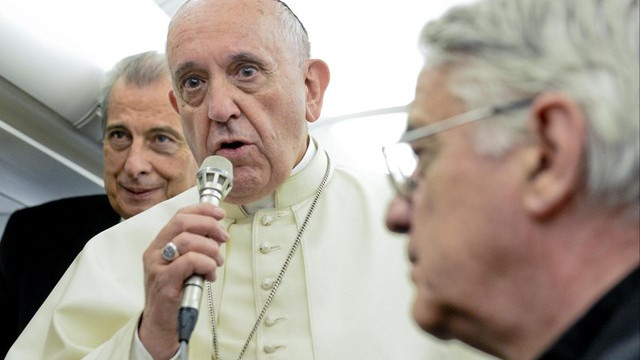 papež na letalu z novinarji (foto: Radio Vatikan)