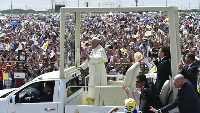 Papež med verniki v Ekvadorju (foto: Radio Vatikan)
