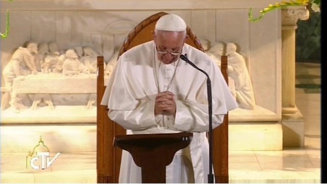 Papež v molitvi pred Marijinim kipom (foto: Radio Vatikan)