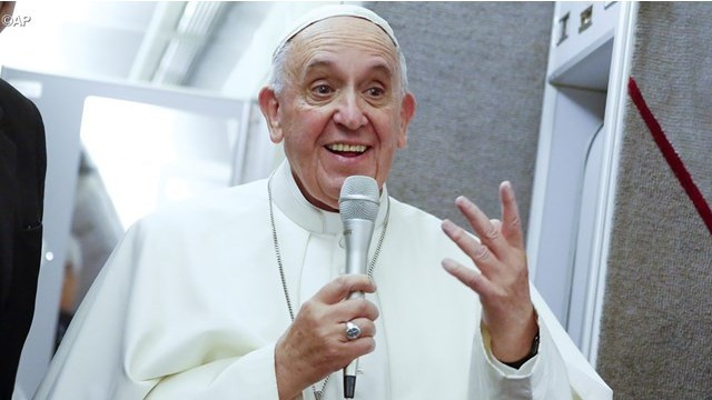 Papež na letalu (foto: Radio Vatikan)