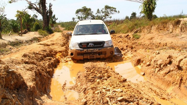 MIVA Toyota misijonarja Janija Mesca na nemogočih poteh (foto: Administrator)