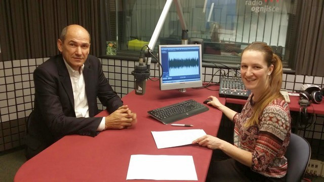 Predsednik SDS Janez Janša v pogovoru z novinarko Urško Hrast. (foto: Alen Salihović)