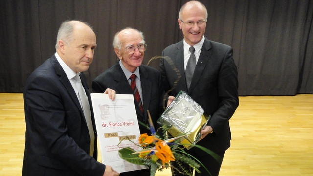Dr. Vrbinc prejema 37. Tischlerjevo nagrado (foto: Matjaž Merljak)