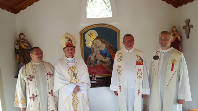 P. Darko, nadškof Zore, p. Ciril in p. David v Marijini kapelici (foto: Mirko Cuderman)