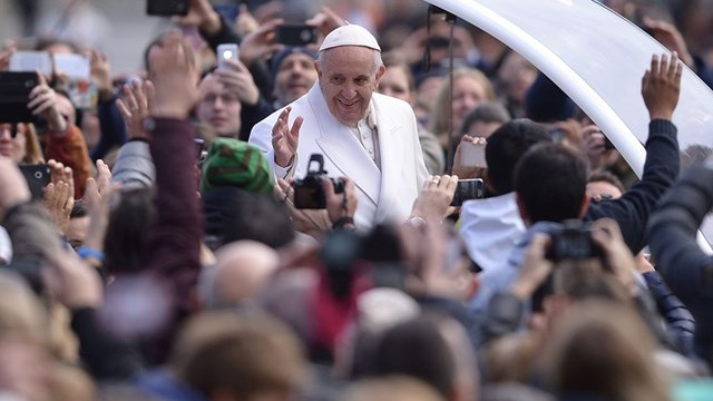 papež pozdravlja romarje (foto: Radio Vatikan)