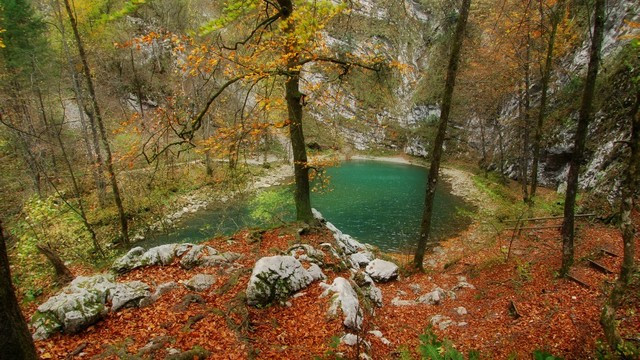 Vokliško jezero z doslej izmerjeno globino sifona 160 m (foto: geopark-idrija.si)