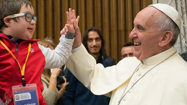 Papež Frančišek je rad med različnimi ljudmi (foto: RV/EPA)