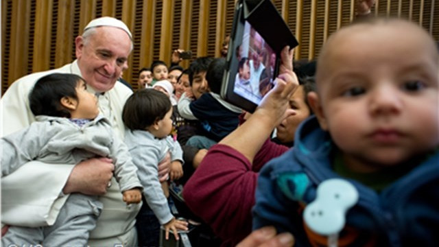 Papež z otroki (foto: Radio Vatikan)
