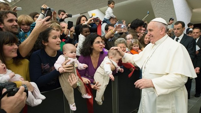 Papež z družinami (foto: Radio Vatikan)