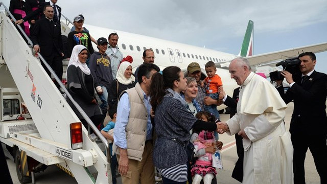 papež z begunci (foto: Radio Vatikan)