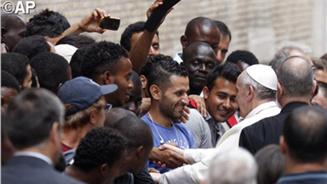 papež med begunci (foto: Radio Vatikan)